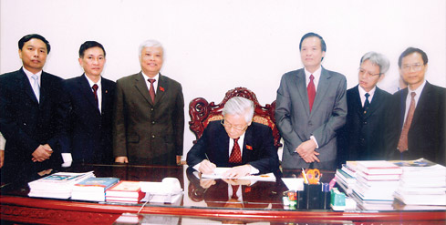 Chủ tịch Quốc hội Khóa XII Nguyễn Phú Trọng ký duyệt măng - sét Báo Đại biểu Nhân dân